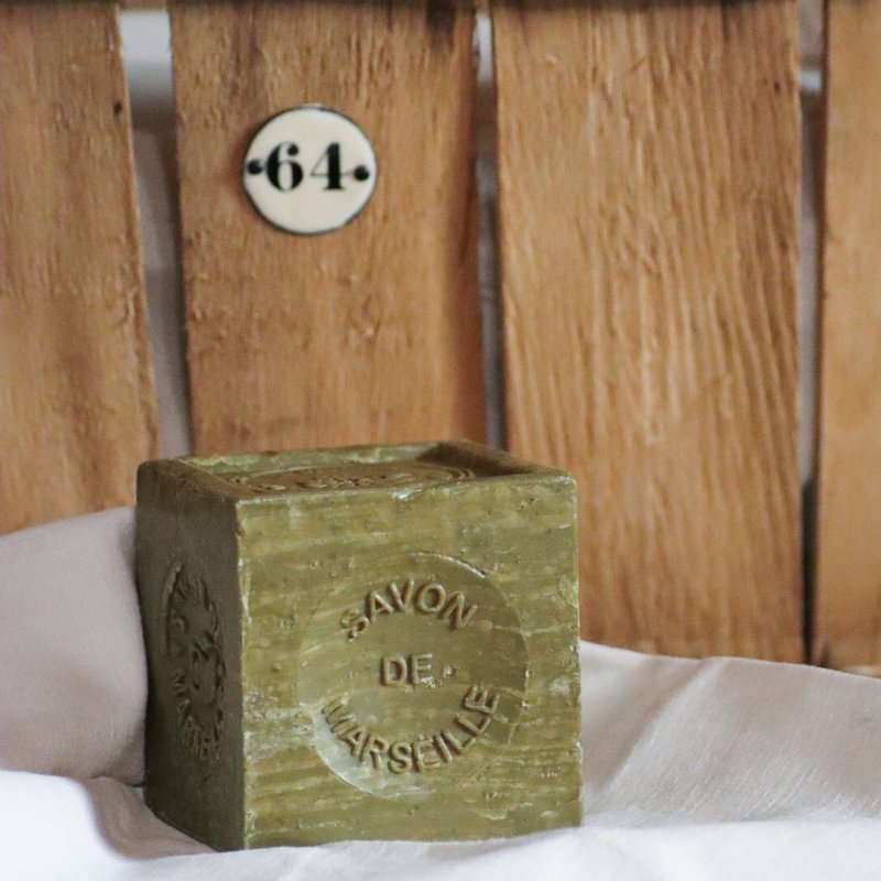 Savon de Marseille, le produit emblématique de la marque